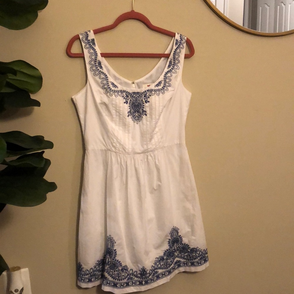 White and blue vineyard vines dress
